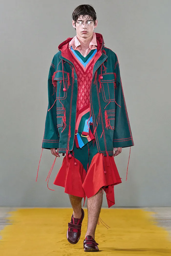 Craig Green 2026 春夏男装秀 - 背心、背带、Fred Perry 联名款、针织流苏、短裙、花朵和雨衣