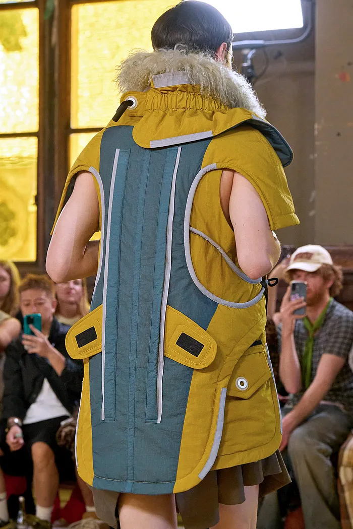 Craig Green 2026 春夏男装秀 - 背心、背带、Fred Perry 联名款、针织流苏、短裙、花朵和雨衣