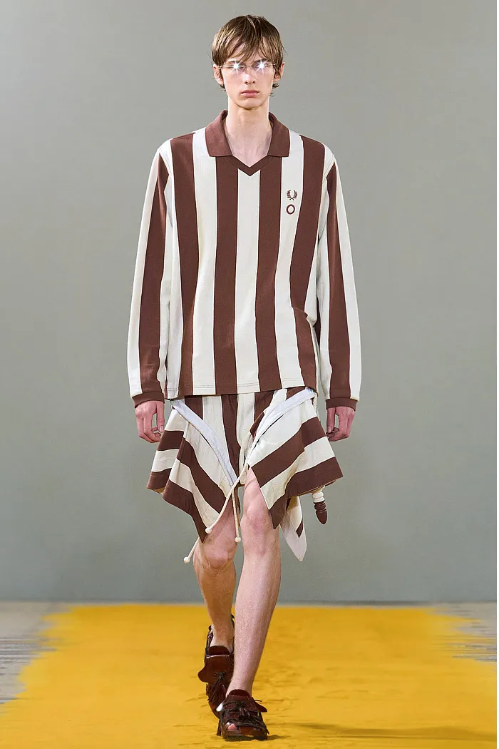 Craig Green 2026 春夏男装秀 - 背心、背带、Fred Perry 联名款、针织流苏、短裙、花朵和雨衣