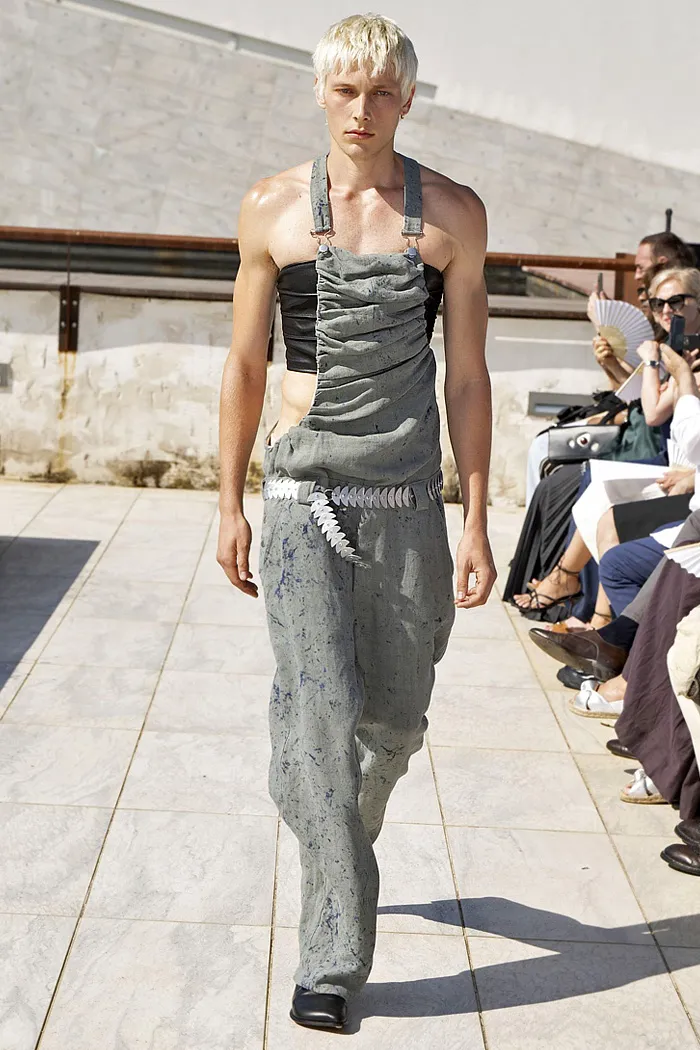 Niccolò Pasqualetti 2026 春夏男装 – 牛仔连体裤、斗篷夹克、工装裤、褶饰、解构混合