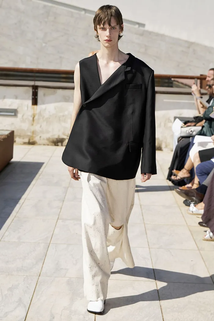 Niccolò Pasqualetti 2026 春夏男装 – 牛仔连体裤、斗篷夹克、工装裤、褶饰、解构混合