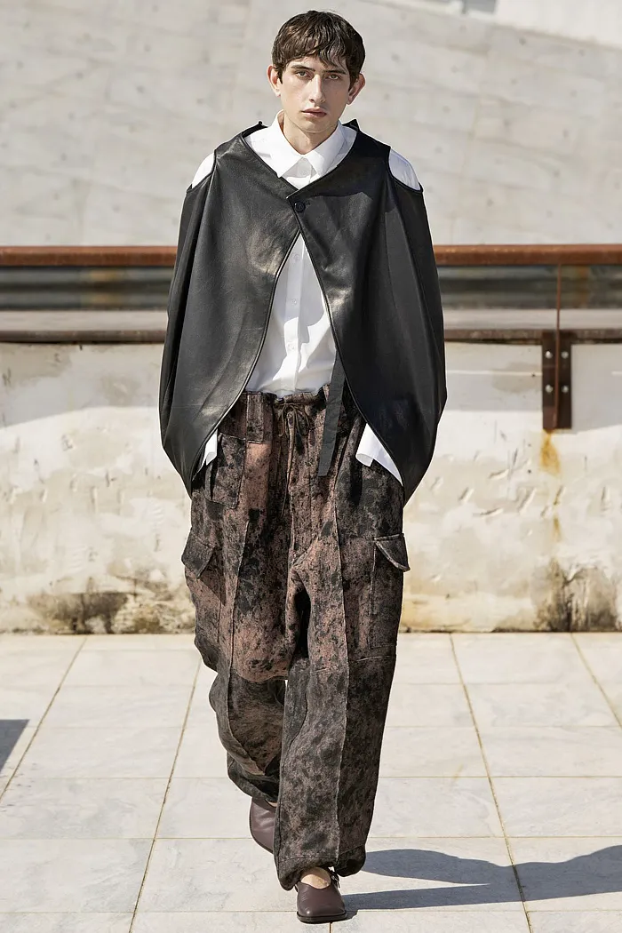 Niccolò Pasqualetti 2026 春夏男装 – 牛仔连体裤、斗篷夹克、工装裤、褶饰、解构混合