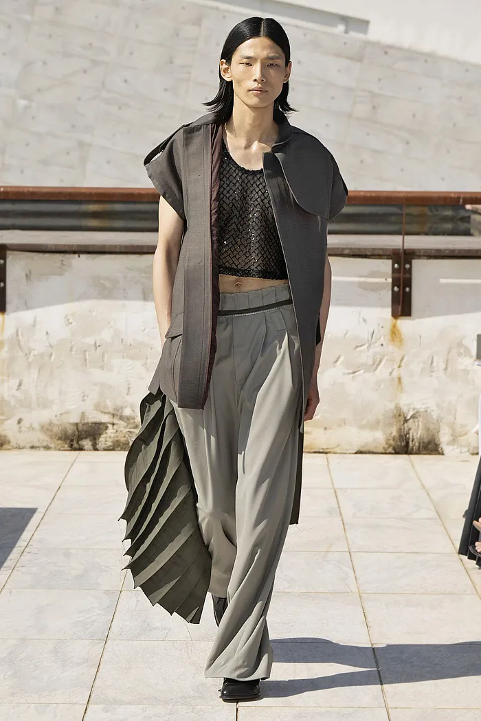 Niccolò Pasqualetti 2026 春夏男装 – 牛仔连体裤、斗篷夹克、工装裤、褶饰、解构混合