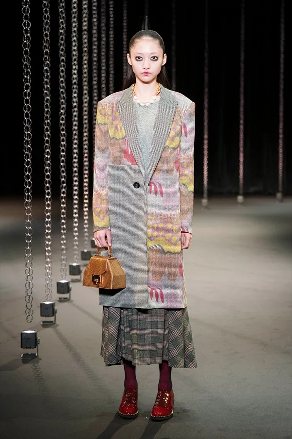 “Hiroko Koshino Collection” 2025秋冬系列灵感源自淡金色光芒照亮的回忆和场景