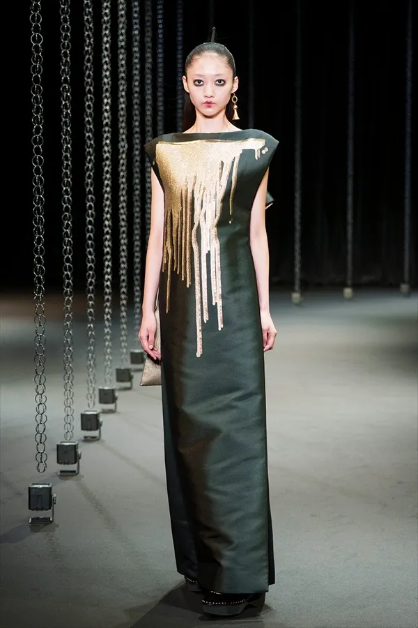 “Hiroko Koshino Collection” 2025秋冬系列灵感源自淡金色光芒照亮的回忆和场景