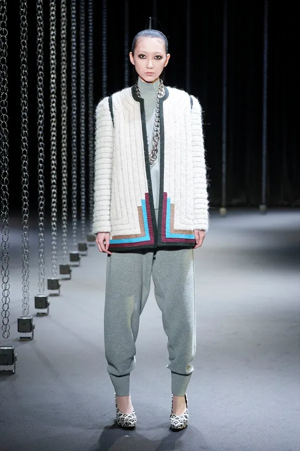 “Hiroko Koshino Collection” 2025秋冬系列灵感源自淡金色光芒照亮的回忆和场景