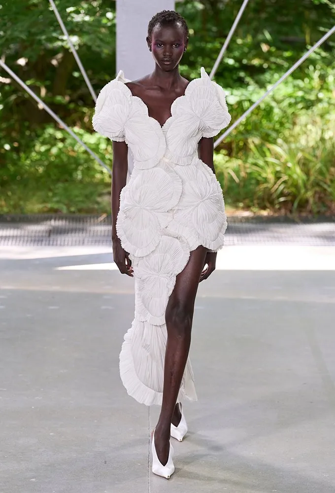 这 26 件惊艳连衣裙是 2025-2026 秋冬高级定制周的亮点