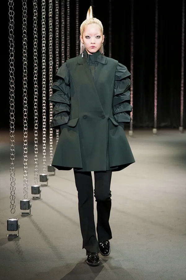 “Hiroko Koshino Collection” 2025秋冬系列灵感源自淡金色光芒照亮的回忆和场景