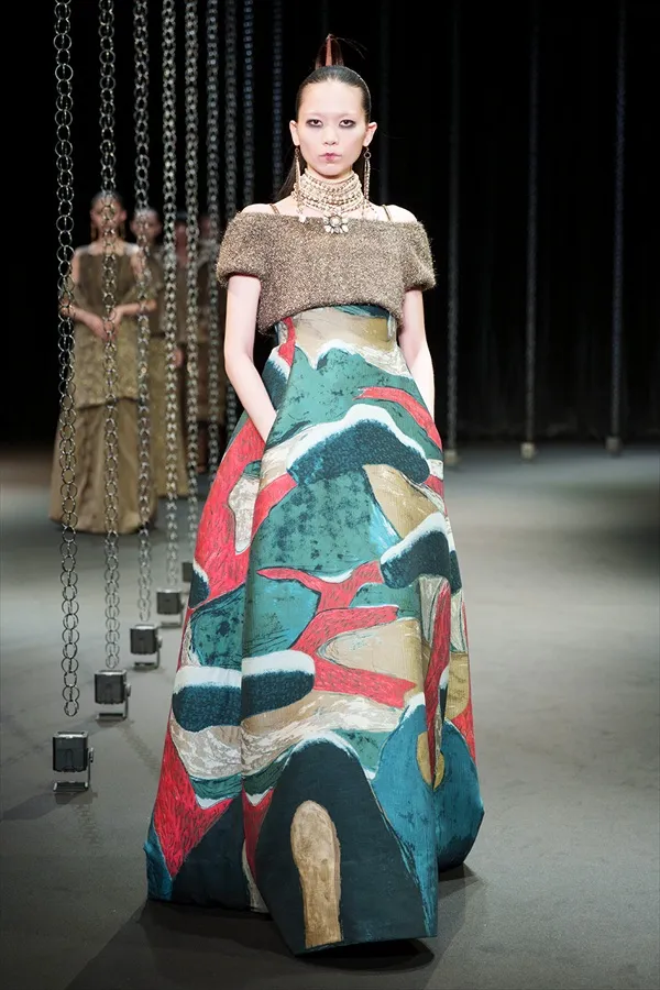 “Hiroko Koshino Collection” 2025秋冬系列灵感源自淡金色光芒照亮的回忆和场景