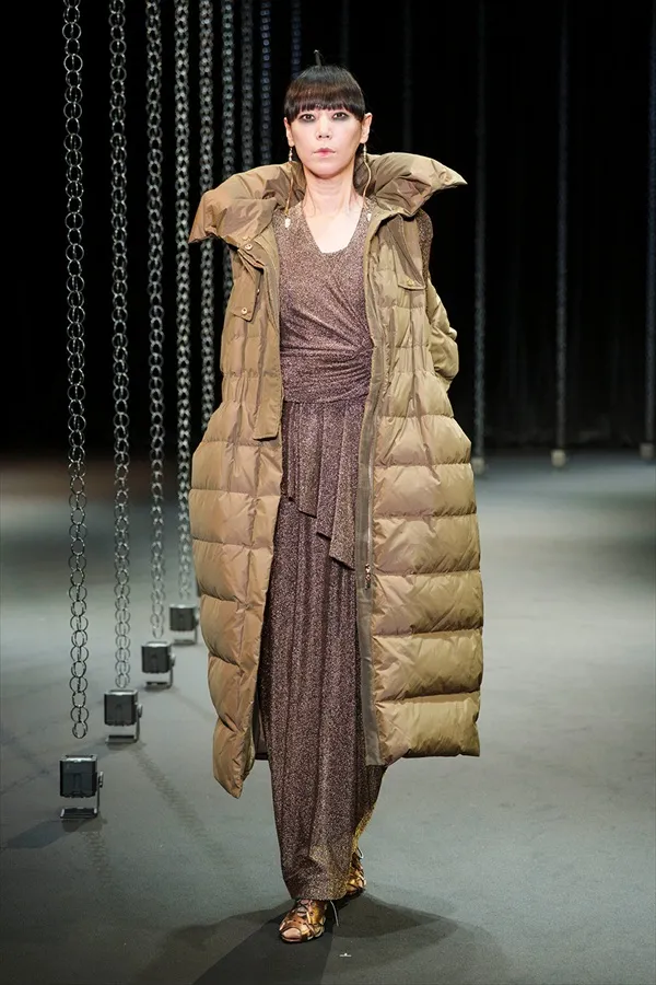 “Hiroko Koshino Collection” 2025秋冬系列灵感源自淡金色光芒照亮的回忆和场景