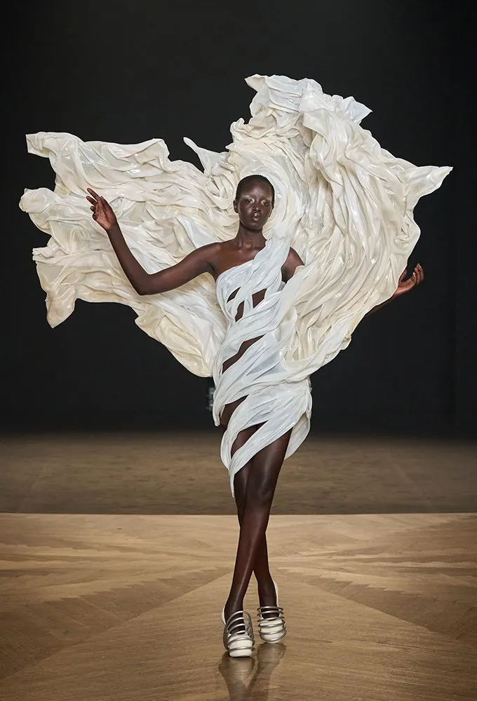 这 26 件惊艳连衣裙是 2025-2026 秋冬高级定制周的亮点