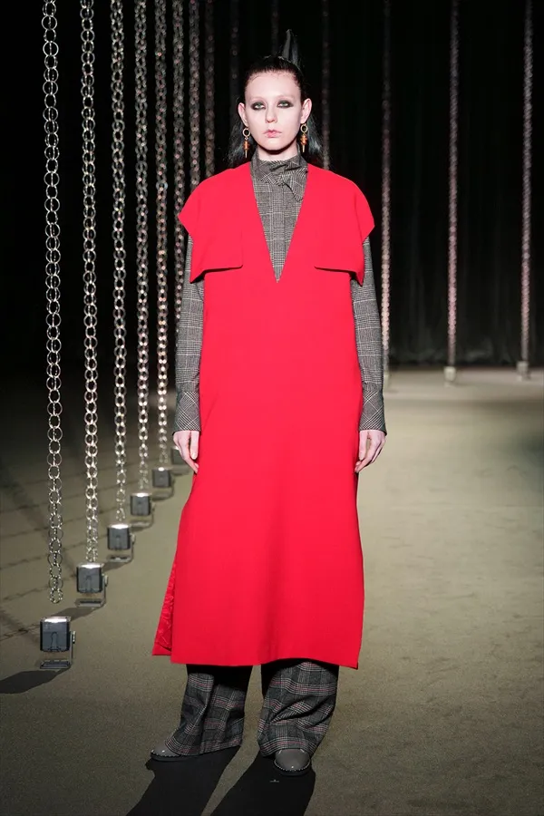 “Hiroko Koshino Collection” 2025秋冬系列灵感源自淡金色光芒照亮的回忆和场景