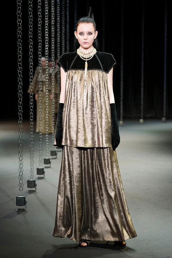 “Hiroko Koshino Collection” 2025秋冬系列灵感源自淡金色光芒照亮的回忆和场景