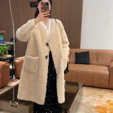 100%羊毛外套宽松牛角扣皮草冬季时尚洋气外套